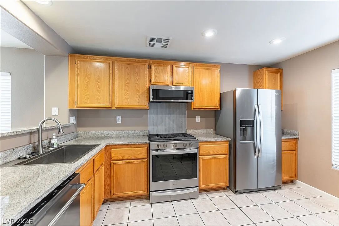 3 bed, 2.5 bath, 1604 sqft, $1,995 — Photo 4
