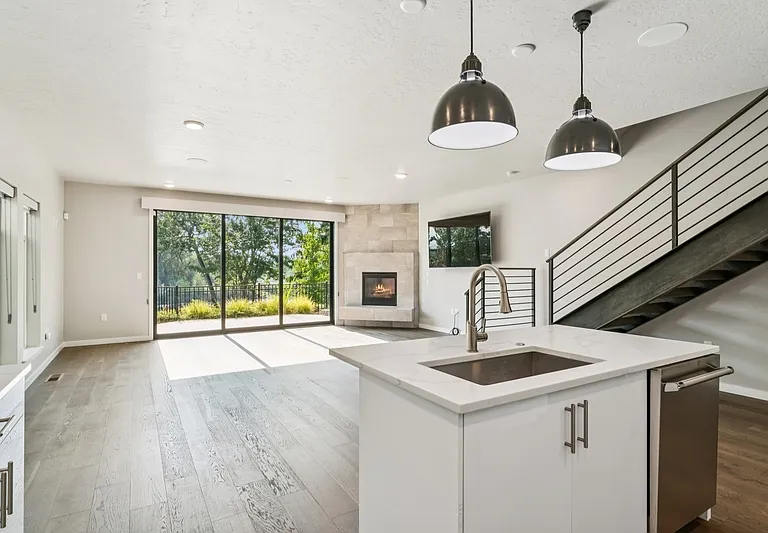 3520 N Prospect Ln #1 — Photo 8