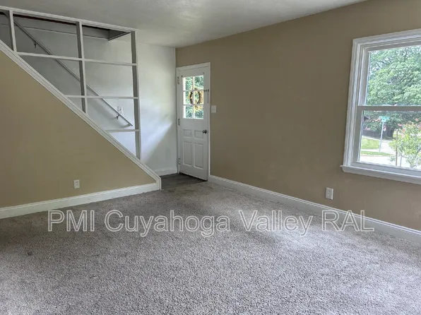 2364 Suncrest Dr, Cuyahoga Falls, OH 44221