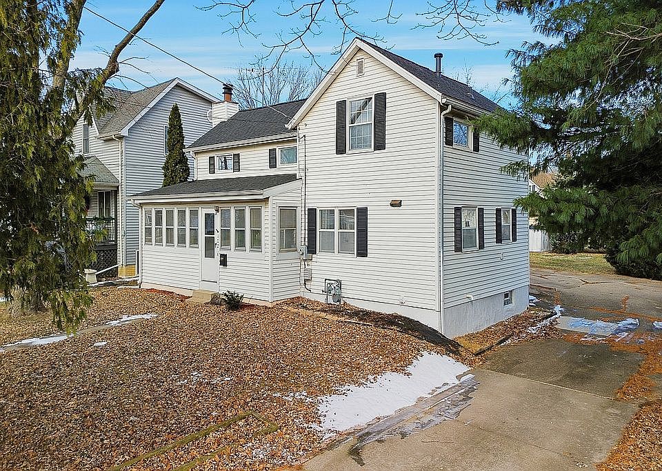 1st image of 102 E Winfield St