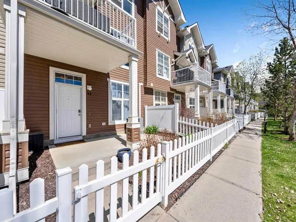 43 W Toscana Gdns NW, Calgary, AB T3L 3C2
