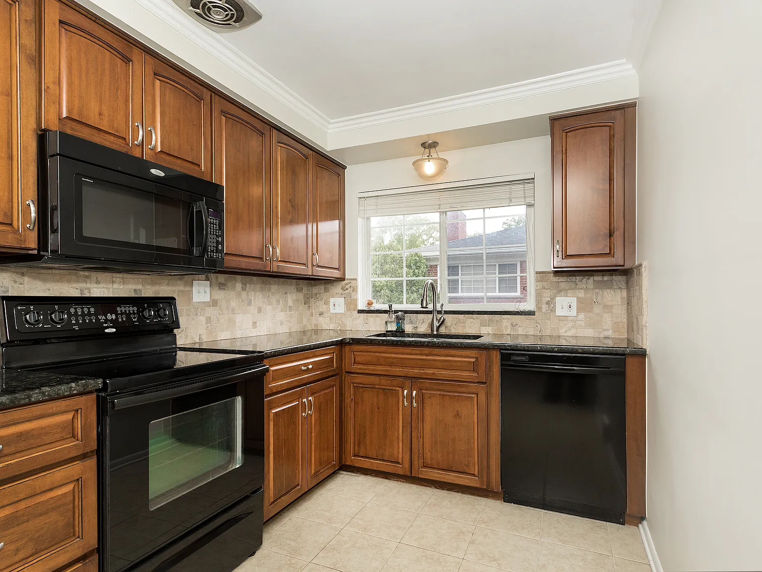 2 bed, 1.5 bath, 973 sqft, $1,750 — Photo 2