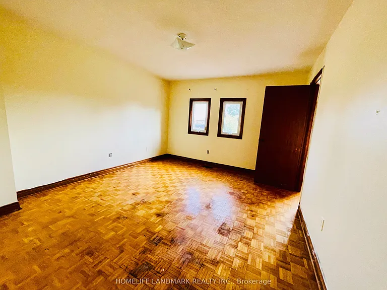 121 Harmonia Cres — Photo 38