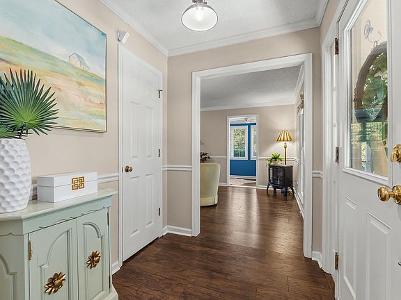3rd image of 208 Hickory Hill Trl