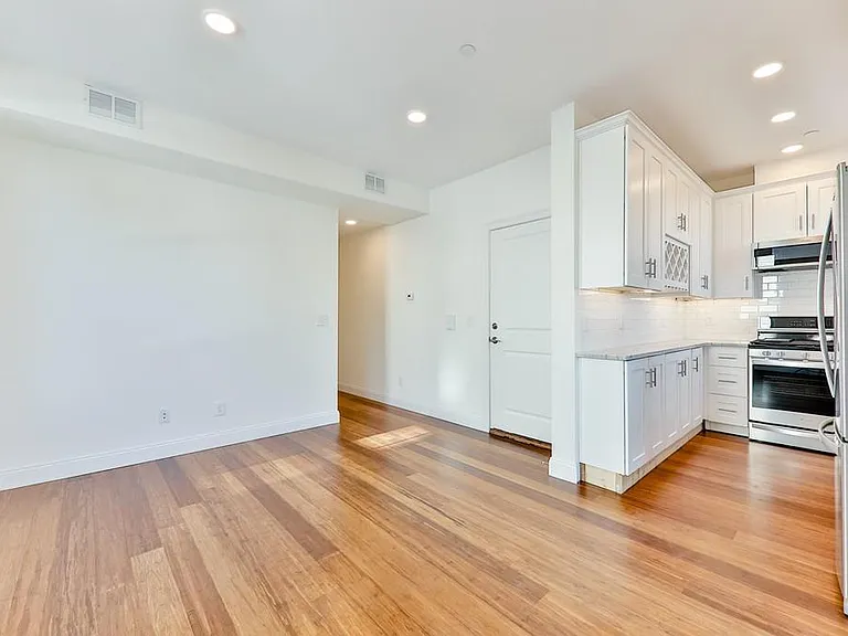 44 W Eagle St #2 — Photo 2