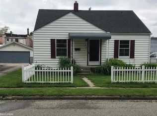 105 S Kennefic St, Yale, MI 48097