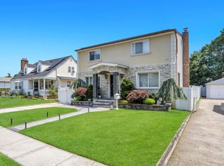 11 Pine St, Hicksville, NY 11801