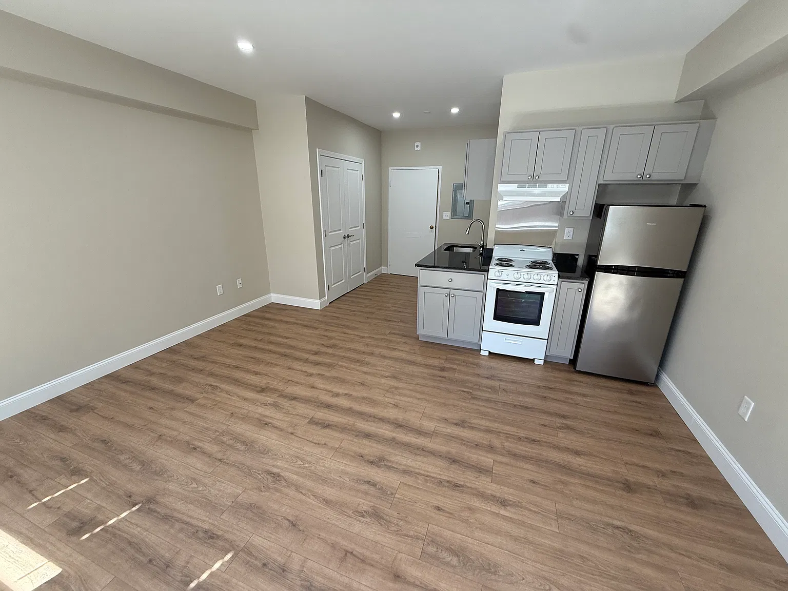 Studio, 395 sqft, $1,700 — Photo 3