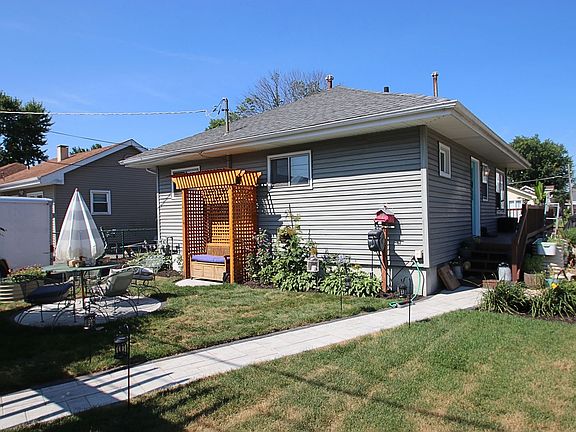 3rd image of 32 Lakeside Ln