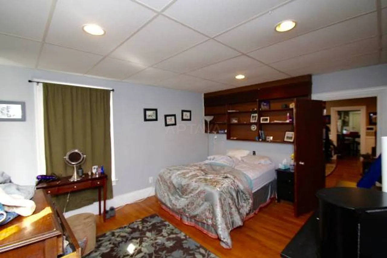 Porter Square / Spring Hill / Avon Hill area, 2 bedroom, 1 bathroom apartment — Photo 2