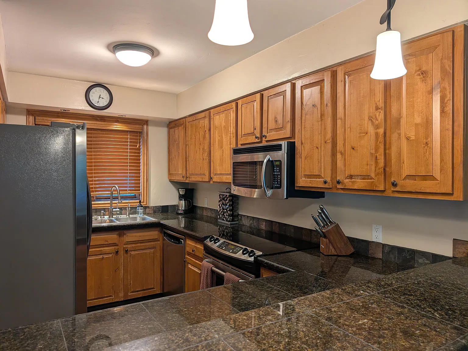 3 bed, 2016 sqft, $5,000 — Photo 4