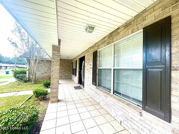 4th image of 309 Country Club Dr