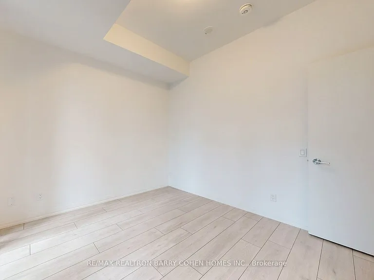 400 King St W #823 — Photo 24