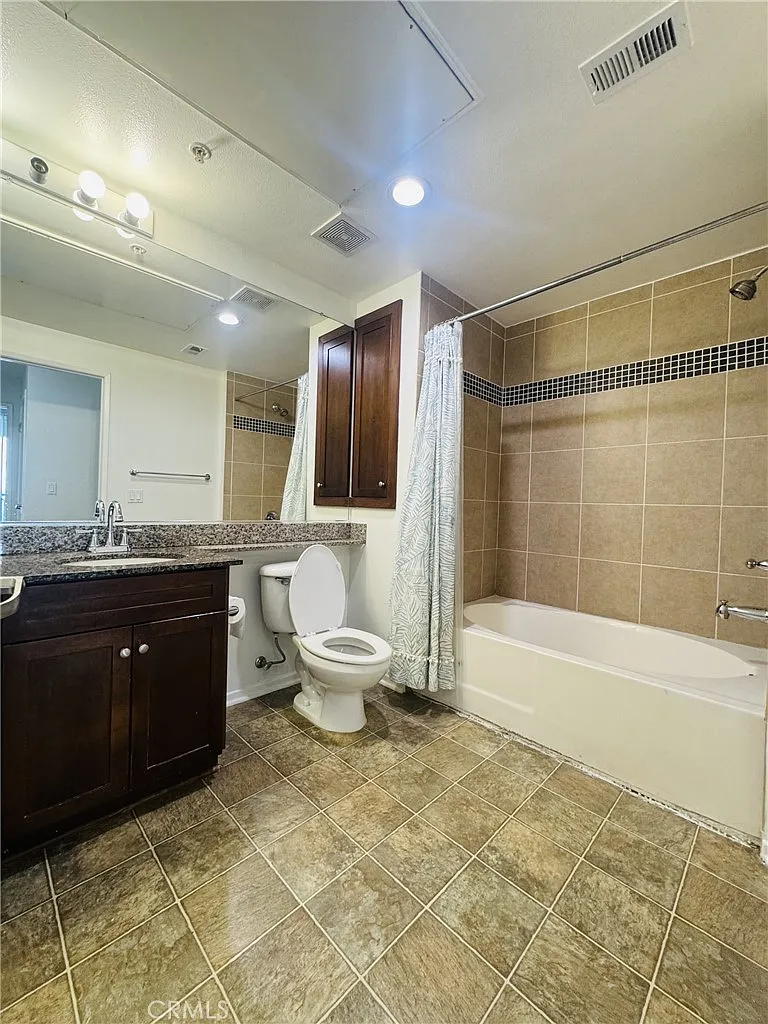 1 bed, 734 sqft, $2,700 — Photo 3
