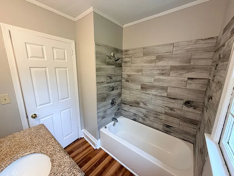 136 Williamson St SW — Photo 8