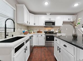 102 W County Road 5719, Devine, TX 78016