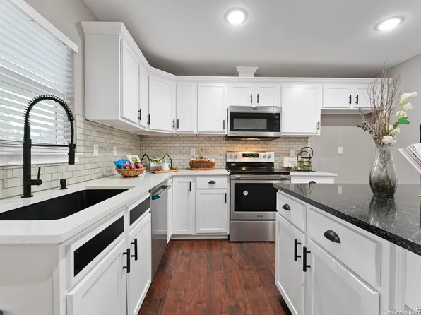 102 W CR 5719, Devine, TX 78016