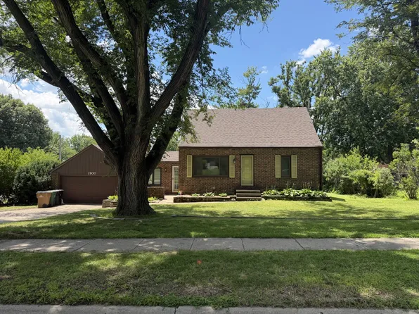 1900 NW 82nd St, Clive, IA 50325