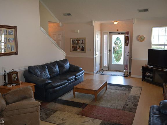 3rd image of 290 Woodgate Cir