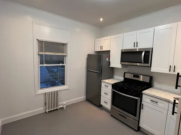 35 East Pl Floor 2, Lodi, NJ 07644