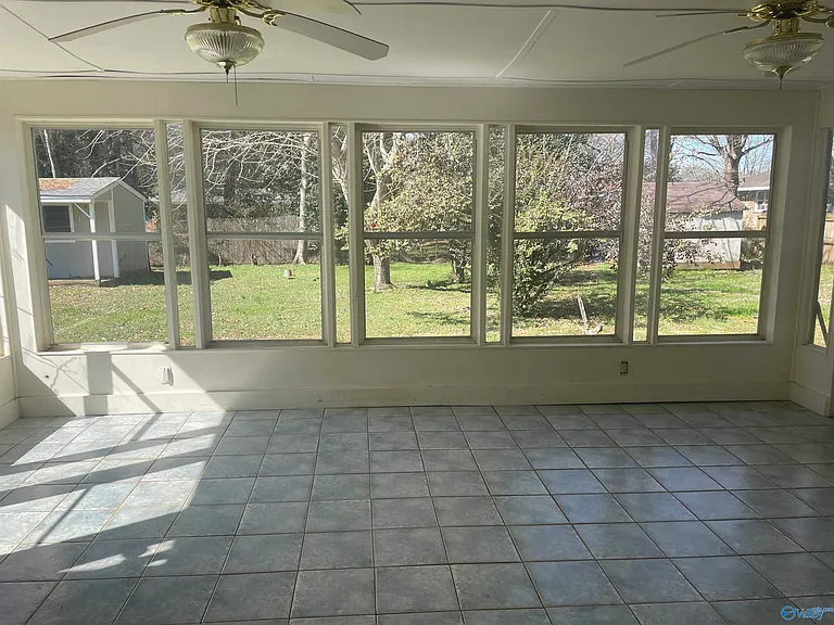 709 Marion Dr — Photo 4