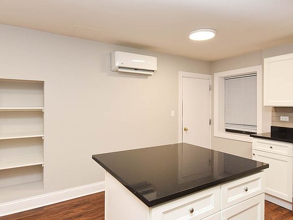 3rd image of 5736 N Winthrop Ave #310