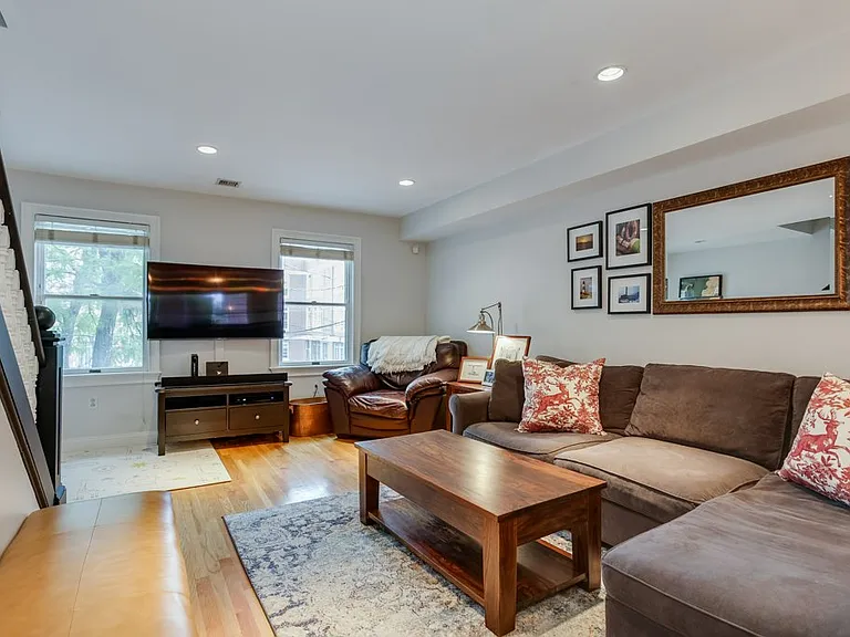 214 W 7th St #2L — Photo 41