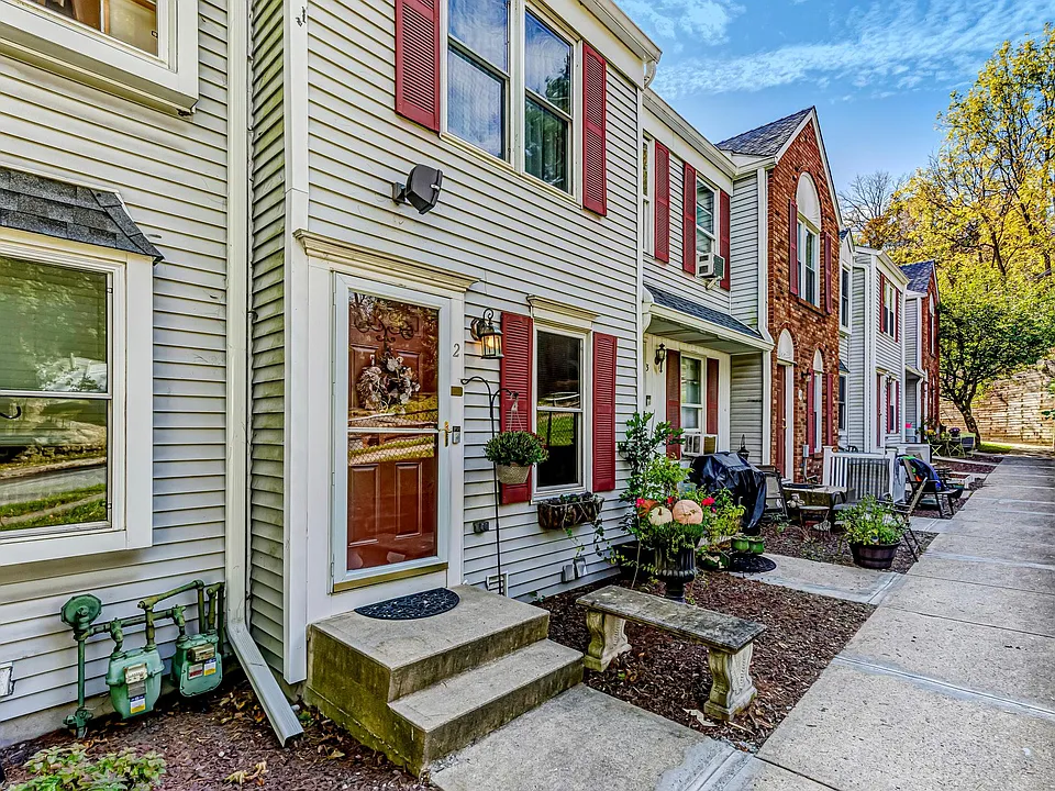 2 Colonial Ct