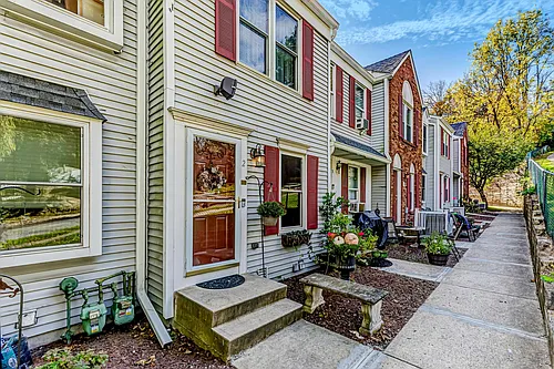 2 Colonial Ct Photo 1