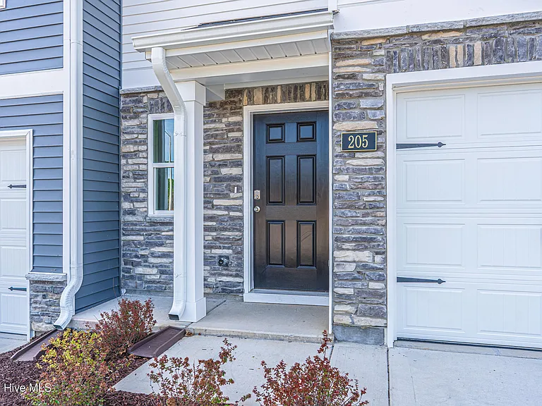 205 Maddox Dr — Photo 2