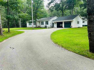 230 W Indian Lake Dr, Gladwin, MI 48624