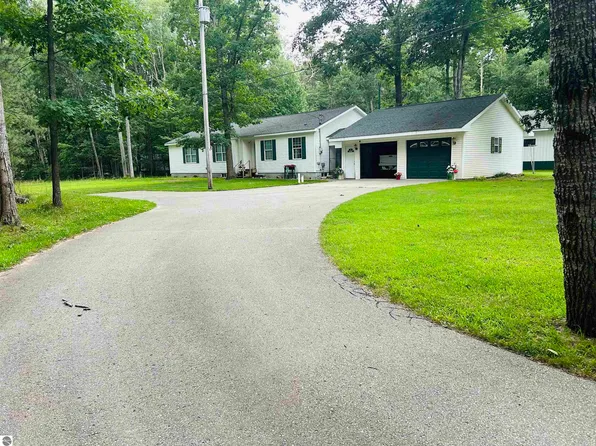 230 W Indian Lake Dr, Gladwin, MI 48624
