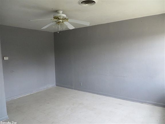 3rd image of 909 W 47th St