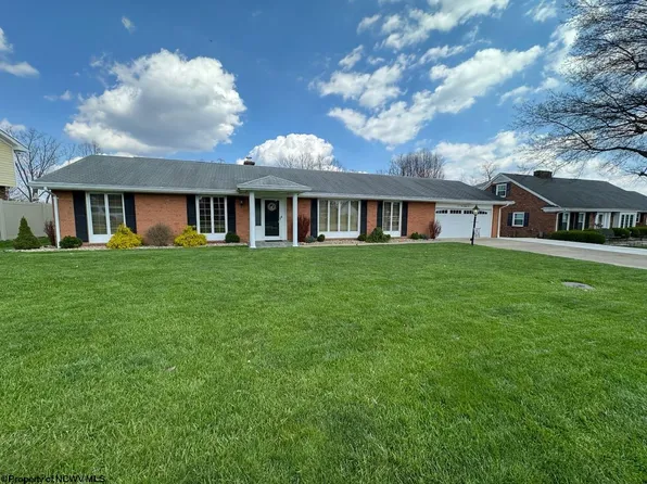 186 Ridgeway Dr, Bridgeport, WV 26330