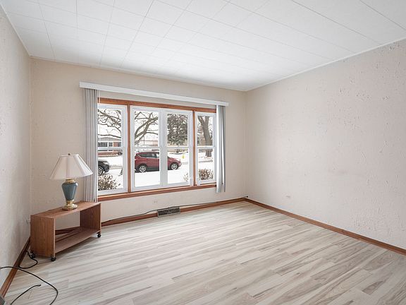 3rd image of 606 De Angelis Ct