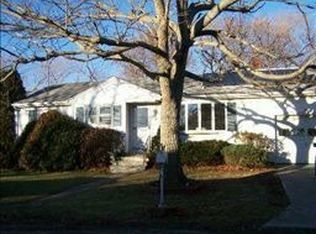17 Vanicek Ave, Middletown, RI 02842