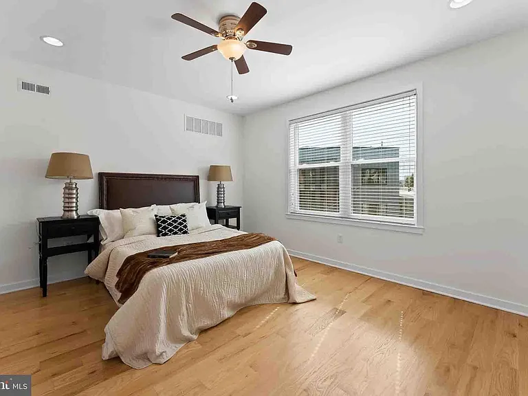 2516 Grays Ferry Ave — Photo 2