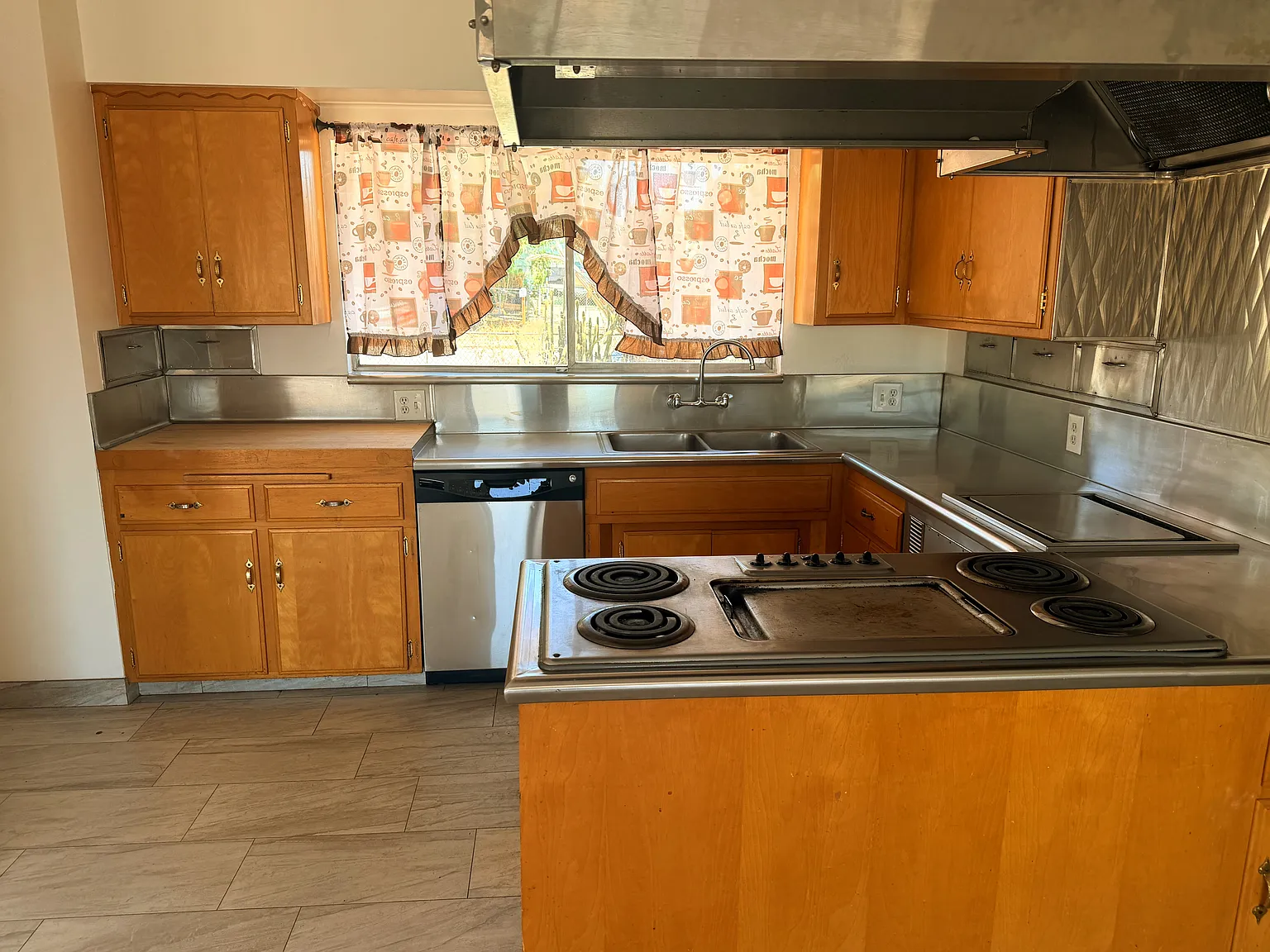 4 bed, 1609 sqft, $2,245 — Photo 2