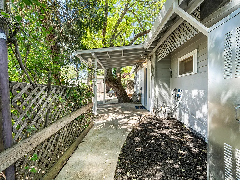 210 1/2 C St — Photo 16