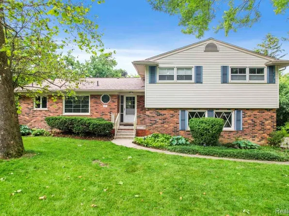 6672 Timber Ridge Dr, Bloomfield Hills, MI 48301