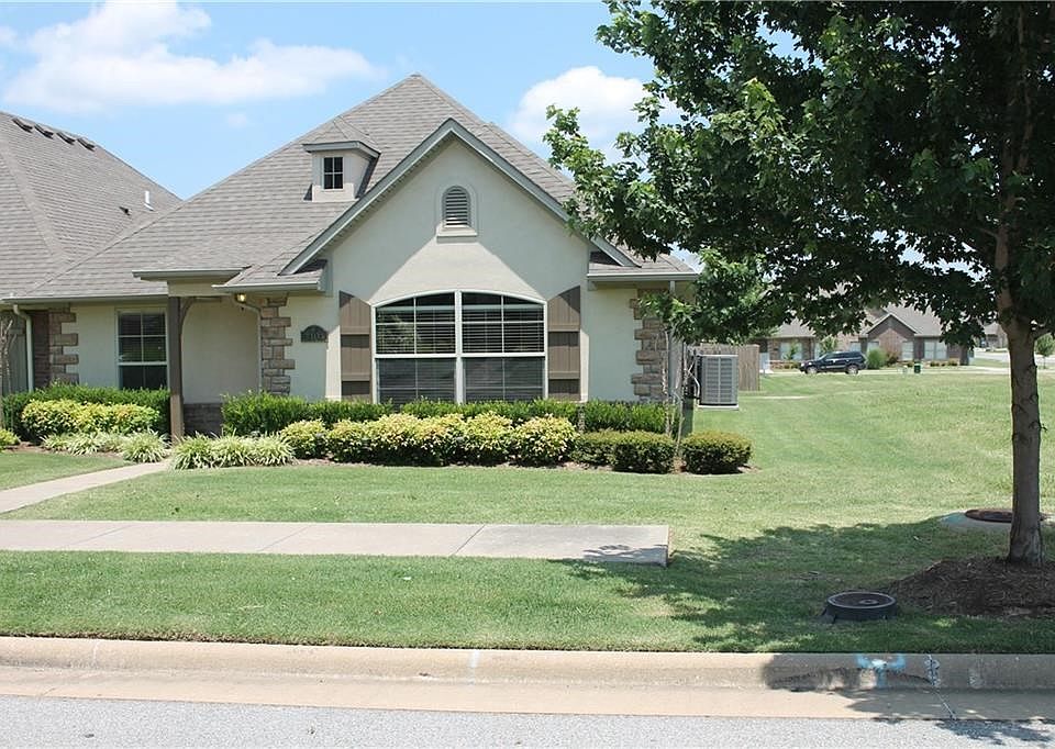 Welcome Home!  3104 SW Stonepointe Ave.  Stone Meadow provides affordable carefree living at it's best.