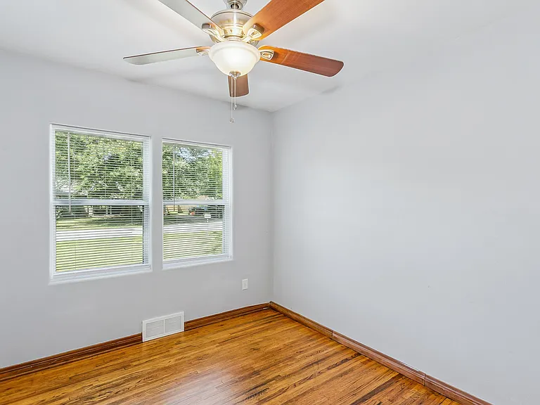 2914 N Clarence Ave — Photo 9