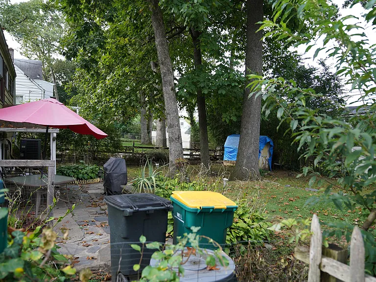 551 Woodside Ave — Photo 2