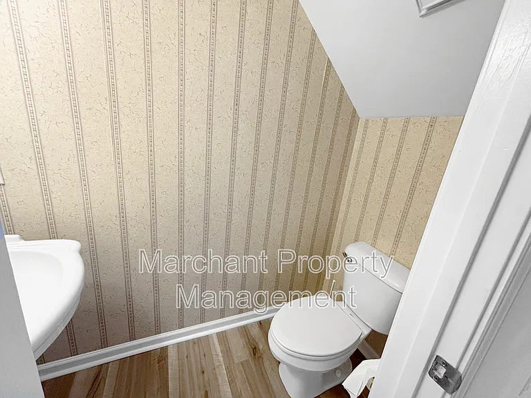 215 Rexford Dr — Photo 17