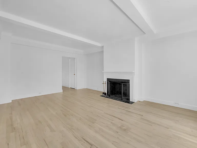 230 E 48th St #2E — Photo 1