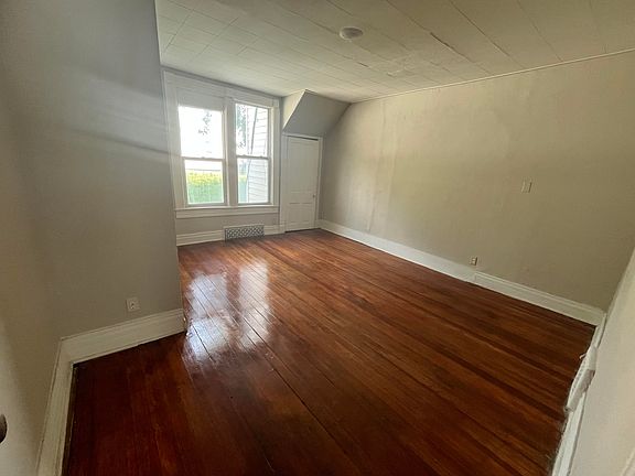 4th image of 608 Mill St