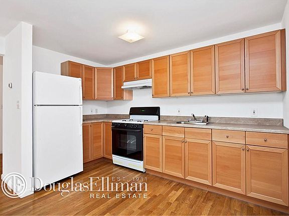 3rd image of 1555 Beach Ave #2