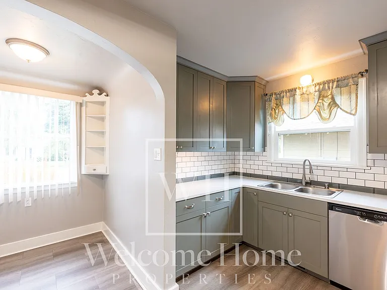334 E Chestnut St — Photo 22