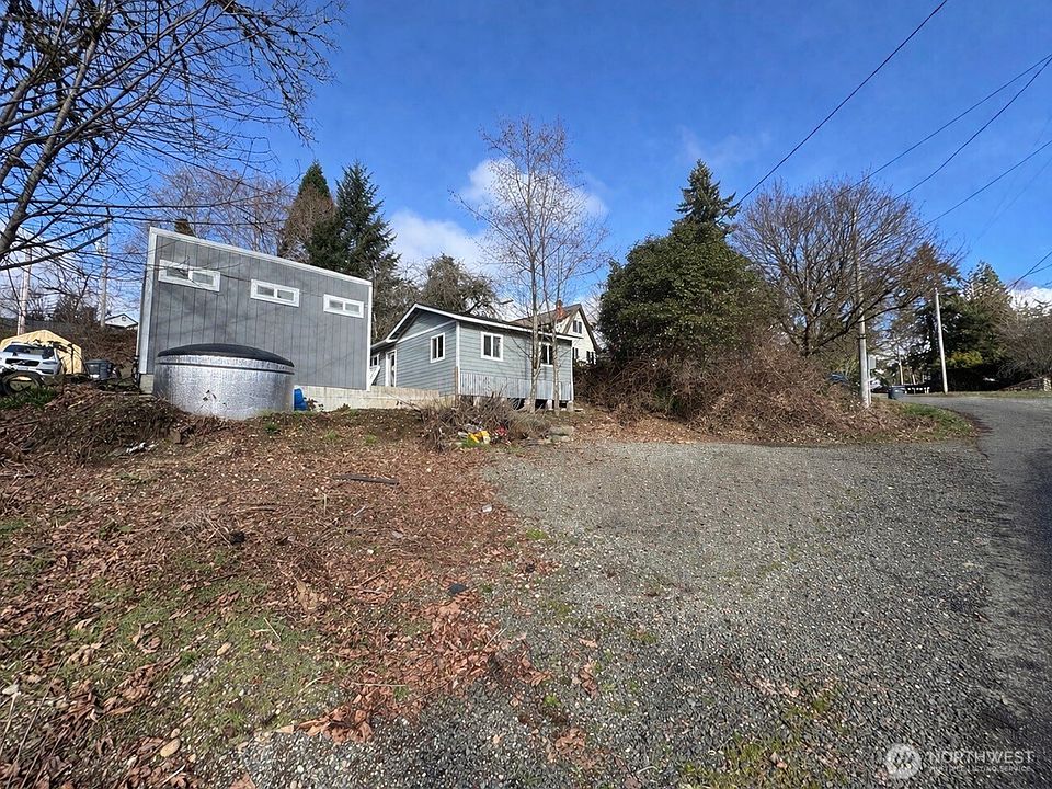 1st image of 1915 SE Spring Road