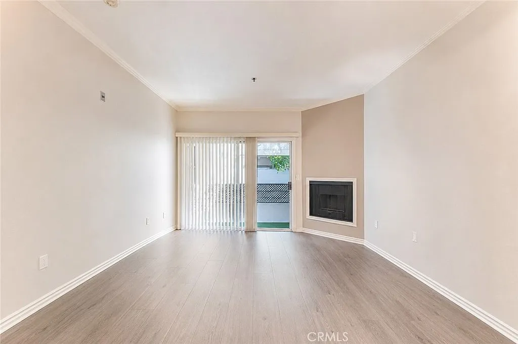 2 bed, 894 sqft, $3,300 — Photo 2